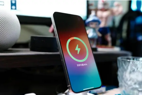 松潘苹果15换屏服务分享用什么充电器给iPhone15充电更好 